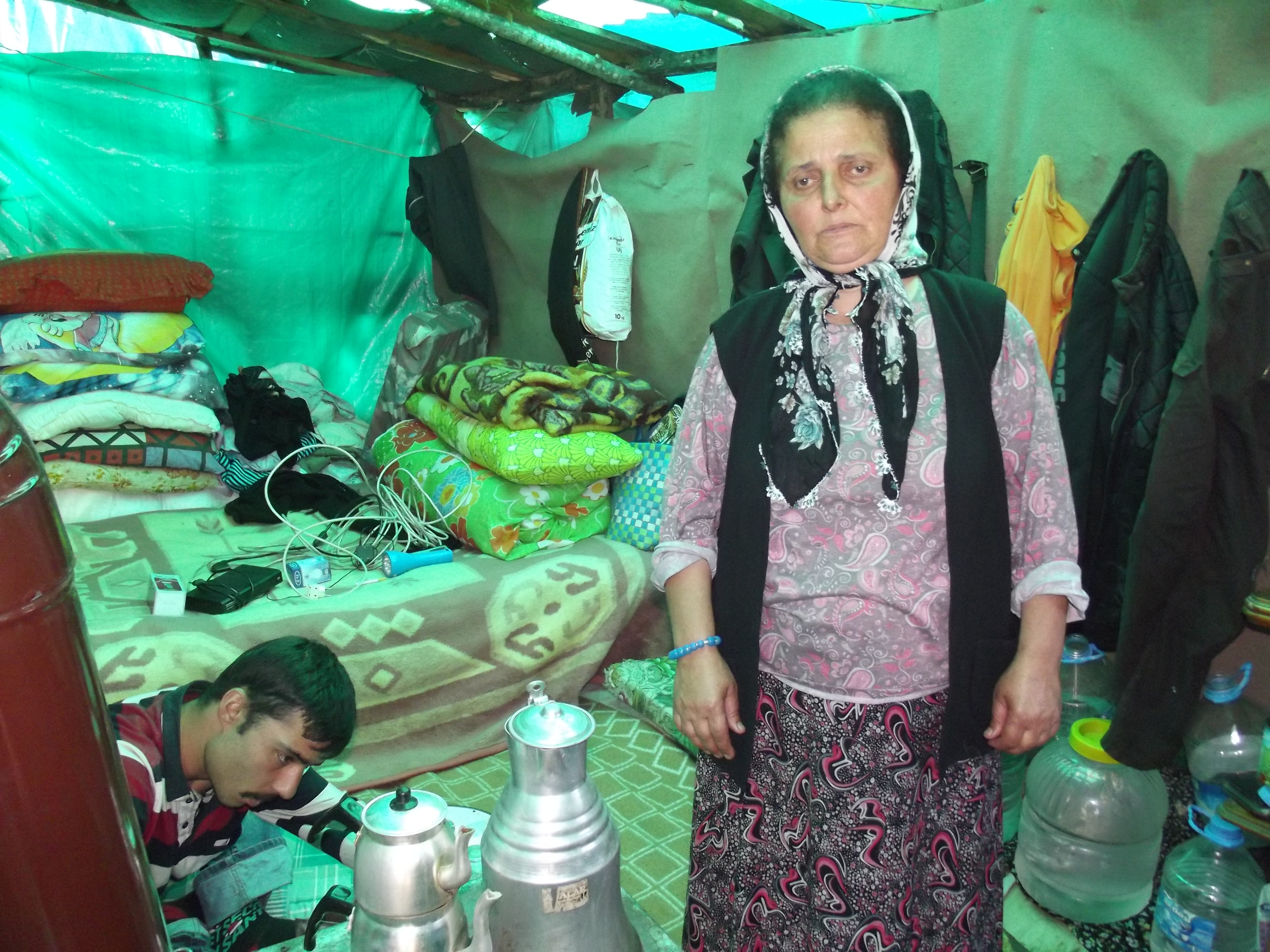 Evleri yıkılan Arpat ailesi çadırda yaşamak istemiyor