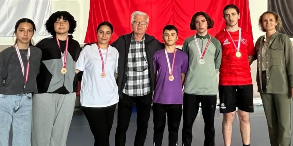 MEHMET AKiF ERSOY ANADOLU LiSESi MADALYALARI TOPLADI