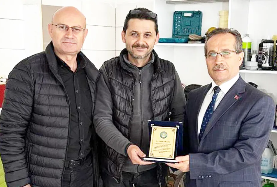 TERME TÜRK EĞİTİM SENDEN  EMEKLİ GÜNER ORGUN’A PLAKET