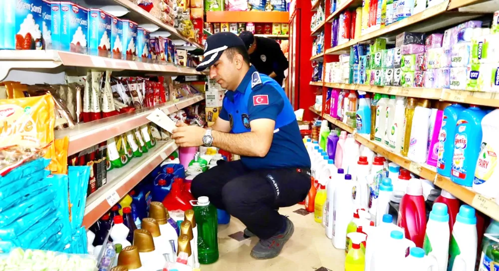TERME’DE GÜVENLİ GIDA İÇİN ZABITA  EKİPLERİ MARKETLERİ DENETLEDİ